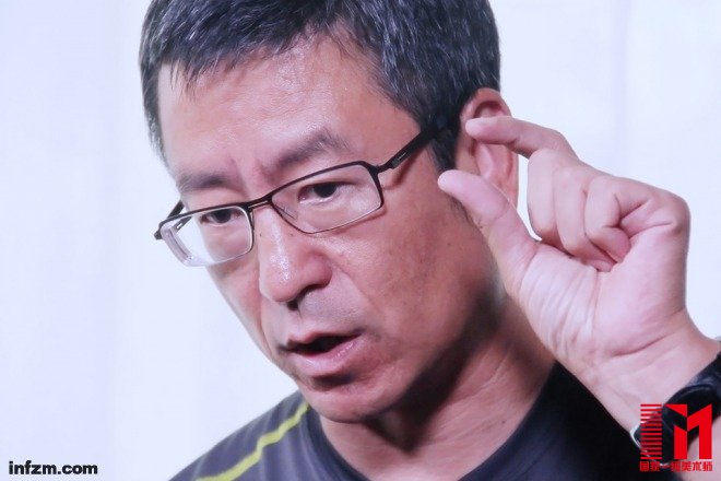 白岩松至今不怎么用微信,但一直密切关注新媒体、自媒体的动向。(张默然/图)