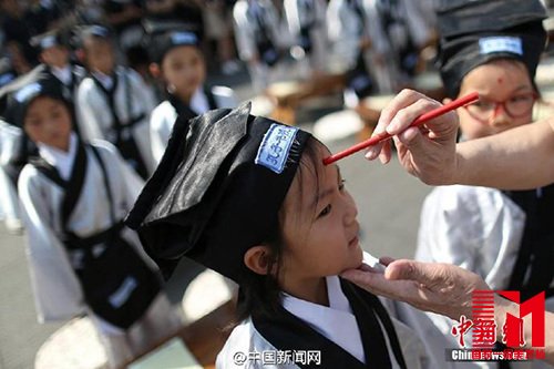 8月31日百余小学新生在南京夫子庙大成殿前“开笔破蒙”，通过向孔子像行礼、诵读《论语》、学写“人”字、朱砂开智、聆听师长寄语等，宣告正式成为一名学生。