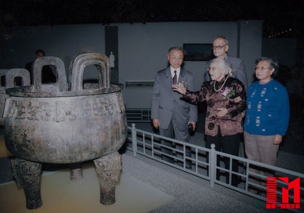 2004年,上海博物馆举办了“潘达于捐赠大盂鼎、大克鼎回顾特展”,潘达于(中)出席