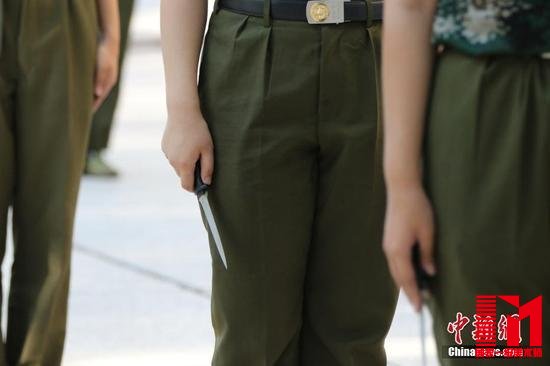 校武装部军事教员张威表示,往年军训汇报表演只有男子特训方队的演练,2016年,考虑到匕首操更能展现女生的飒爽英姿,也为了平衡男女比例,所以增设了女子匕首连。