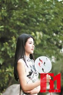 大学生创业玩起中国风 楚绣团扇成浪漫七夕礼物