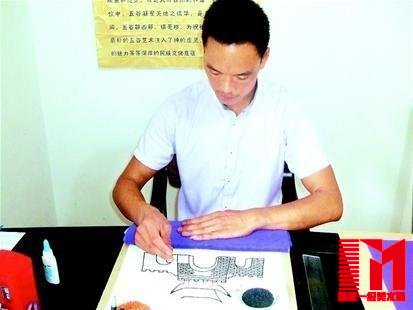 湖北农民4年痴迷粮食作画 五谷杂粮绘出画卷