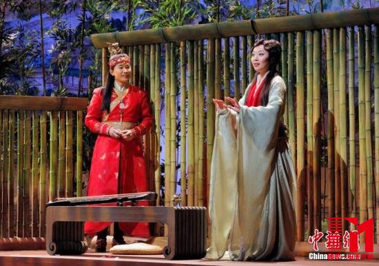 当地时间9月10日晚,美国旧金山歌剧院首演英文版歌剧《红楼梦》。《红楼梦》由盛宗亮和黄哲伦编剧,盛宗亮作曲,赖声川导演,叶锦添舞美及服装设计。旅欧中国男高音石倚洁扮演宝玉,旅美韩国女高音曹青扮演黛玉。 中新社记者 钟欣 摄