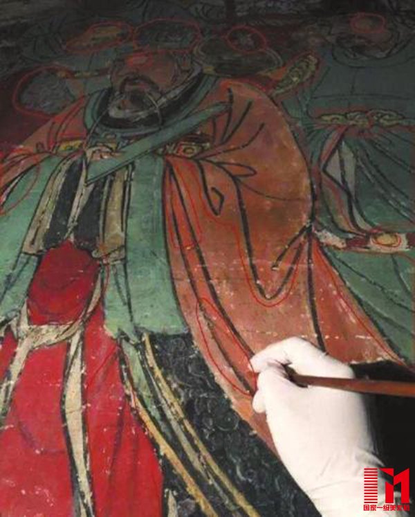网友质疑女壁画师微博展示的修复图片存在修复问题。