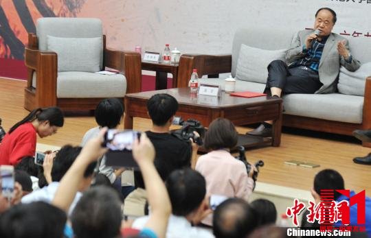9月18日,主题为“从我的高密东北乡出发”的莫言专场报告会在西北师范大学举行。图为活动现场。 杨艳敏 摄
