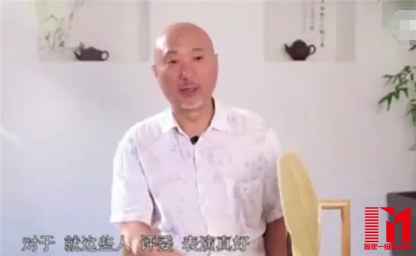 陈佩斯严肃声明:我绝不是讽刺!我是行里人,我知道他做的跟真的一样一样的。他们相互之间的那种默契,说实在的,我们在舞台的话剧上,很难做到这个程度,这些人真聪明!