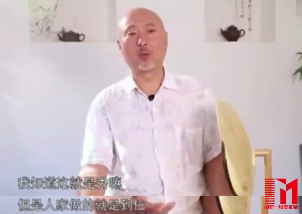 再说到《爸爸去哪儿》,陈佩斯表示他很喜欢和老婆孩子一起坐着看,然后“傻乐”。为什么?因为它符合喜剧的一个根本条件:所有的人都知道,就小孩子不知情,这就是戏。