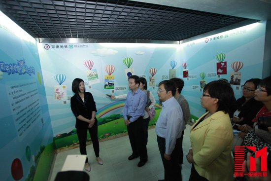北京市委宣传部副巡视员梅松、北京市新闻出版广电局副局长胡东参观地铁图书馆