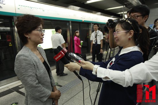 北京京港地铁公司新闻发言人、公共关系总管杨苓接受采访