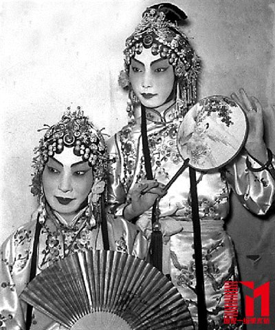 1950年1月15日，梅兰芳（左）、梅葆玖在上海演出“游园惊梦” 供图/新华社