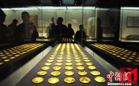数百件金饼、马蹄金、麟趾金、金板等给人以视觉上的冲击和震撼。 刘占昆 摄