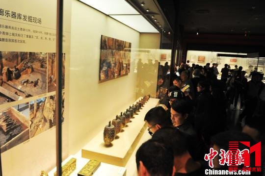 11日,《惊世大发现——南昌汉代海昏侯国出土成果展》在江西省博物馆正式对外长期展出,吸引众多民众前来参观。 刘占昆 摄