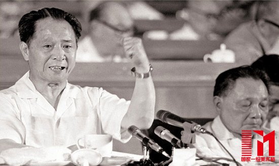 1981年,胡耀邦与邓小平。陈小蒙、胡晓阳案即由胡耀邦主抓。图 FOTOE