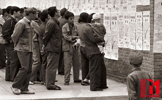 1983年,湖北松滋县人民法院枪决布告贴满墙壁。当年,全国治安恶化,中央决定严厉打击刑事犯罪(简称“严打”),从重从快判决了一大批犯罪分子。图 FOTOE