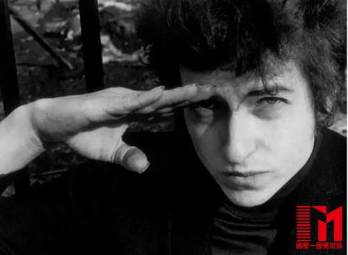 鲍勃·迪伦(Bob Dylan)出生于1941年,原名罗伯特·艾伦·齐默曼(Robert AllenZimmerman)。他是一位重要的行吟歌者,被认为是20世纪美国最重要、最有影响力的民谣歌手。