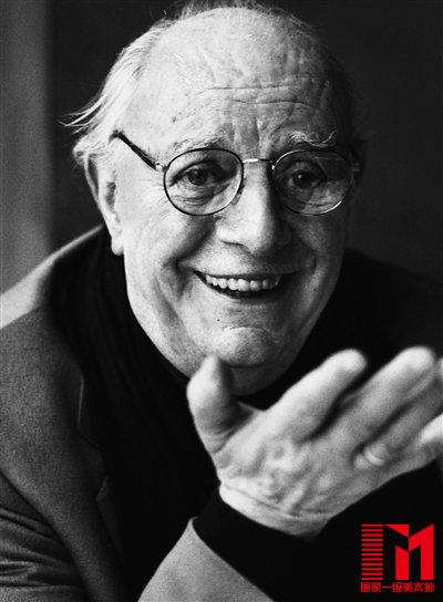当地时间10月13日,意大利剧作家达里奥·福(Dario Fo)在米兰逝世,享年90岁。达里奥·福创作的一系列尖锐的讽刺喜剧使他闻名于世的同时也备受争议。他一生共创作了超过80部戏剧剧本,至今这些作品仍以30种语言的不同版本在世界各地广泛上演。1997年,“因为他继承了中世纪喜剧演员的精神,贬斥权威,维护被压迫者的尊严”,达里奥·福被授予诺贝尔文学奖。