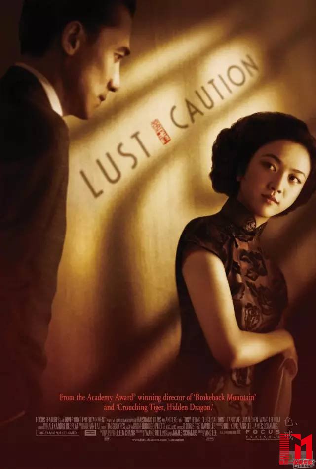 《色·戒》是由李安执导,梁朝伟和汤唯等人主演的一部电影,改编自作家张爱玲同名短篇小说。影片以20世纪40年代抗日战争时期的上海为背景,讲述女大学生王佳芝利用美色接近汉奸易先生意图行刺的故事;佳芝成功勾引易先生并准备下手时,却发现自己已动真情,于是通风报信让易先生逃过一劫,易先生却决定将他们赶尽杀绝。