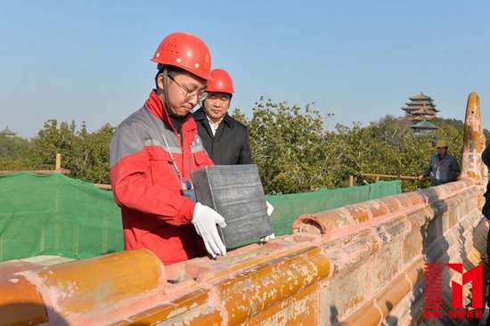 大高玄殿正殿宝匣归安仪式上,故宫工作人员将施工前拆卸下的宝匣重新安放到大殿正脊正中的脊筒中。