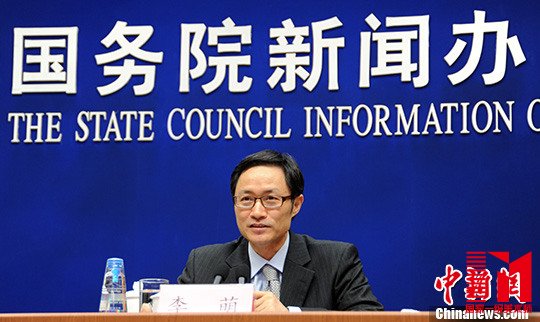 科技部副部长李萌在会上表示,中国将确立增加知识价值分配的导向,统筹不同岗位科研人员的收入,给予高校与科研机构在收入分配上的自主权,部分科研机构将探索实行合同制管理。 中新社记者 杨可佳 摄