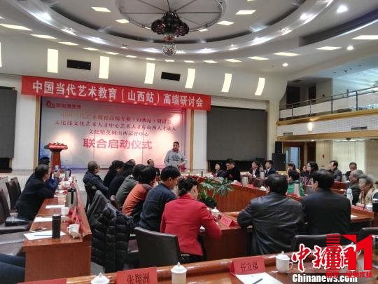 中国文艺界大腕直指艺术教育弊端。 李新锁 摄