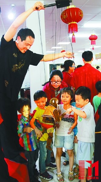 柬埔寨小观众们对泉州提线木偶充满好奇 范晋阳摄/光明图片