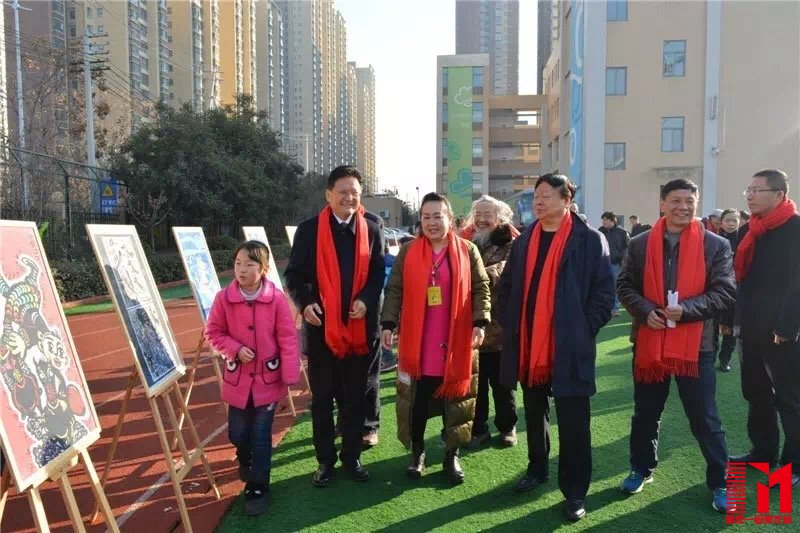陕西省美协副主席、少儿艺委会主任宋亚平,陕西美协少儿美术艺委会主任靳长安陪同陕西省美协主席王西京等参观展览