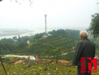 刘进站在双江村山头,望着岷江河畔一言不发。