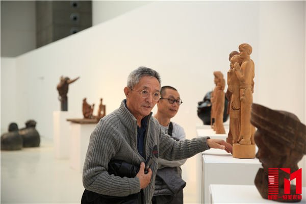 艺术家田世信在展览现场
